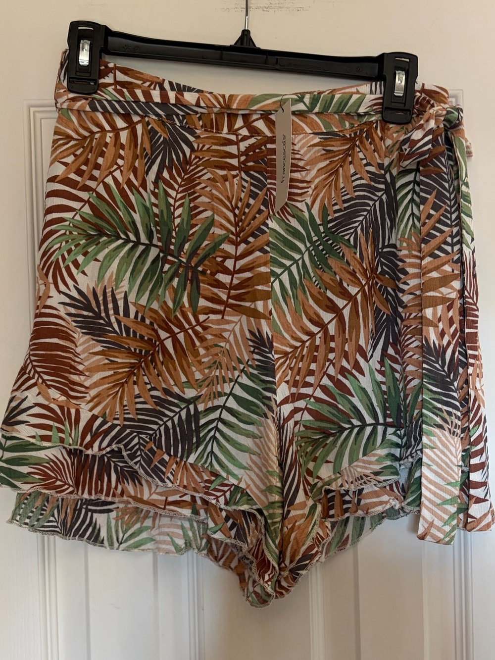 Francesca's Collections Brown Green Tropical Leaf Ruffle Shorts Size L NWT - Picture 5 of 7